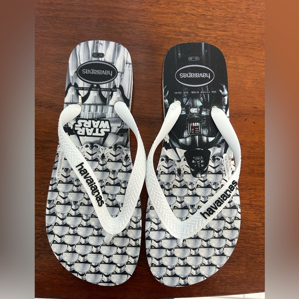 Havaianas Black and White Star Wars Flip-Flops New Without Tags.